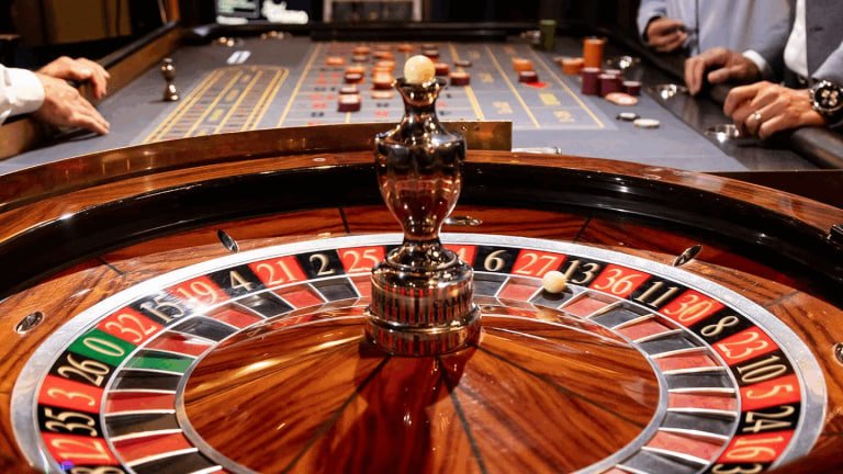 Tabel pembayaran Caribbean Stud Poker menampilkan peringkat tangan dan rasio pembayaran