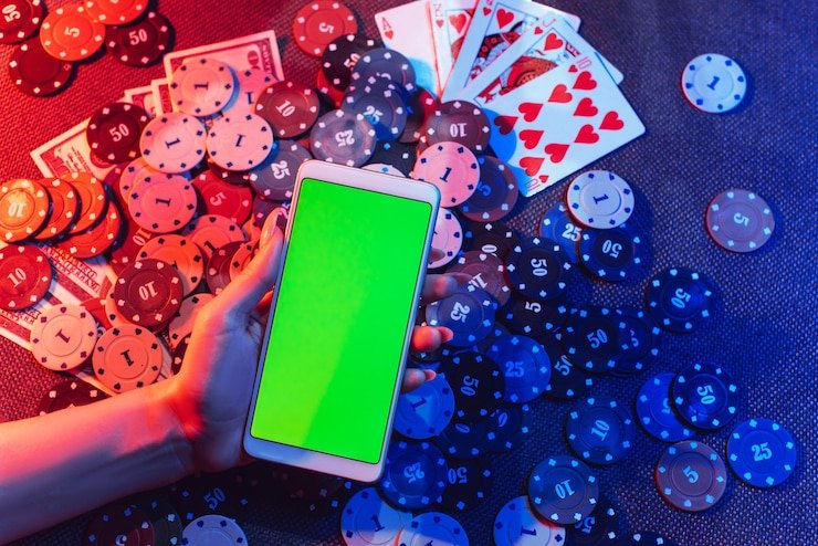 Dealer menunjukkan kartu dealer setelah pemain memilih untuk raise
